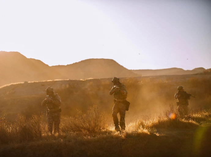 Militaires en patrouille équipés de casques de communication tactiques